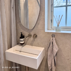 Badeværelse med flisen Jura Pure